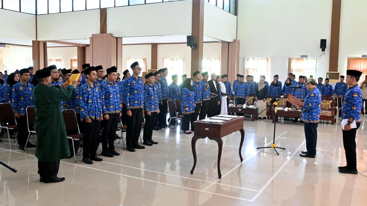 63 CPNS Resmi Terima SK, Bupati Imron Tekankan Peran sebagai Agen Perubahan