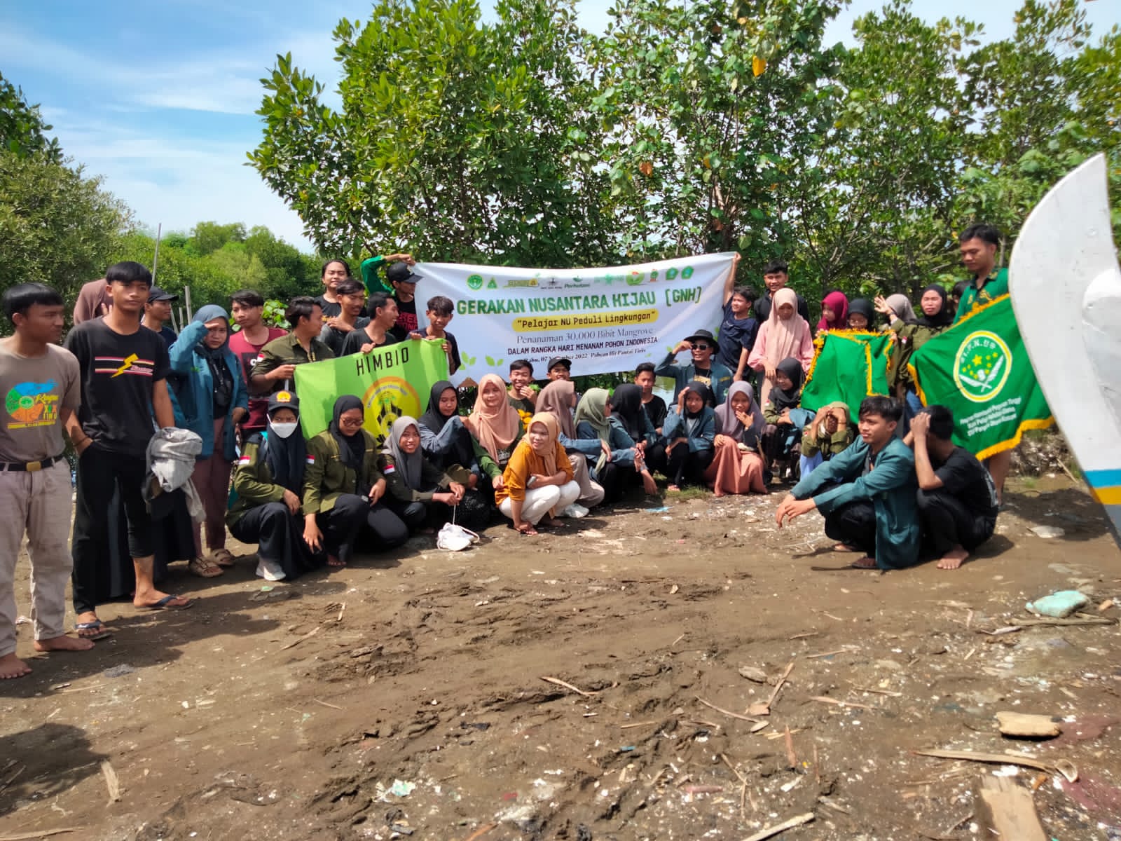 Pelajar NU Indramayu Peduli Lingkungan, Tanam 30 Ribu Bibit Mangrove di Pantai 