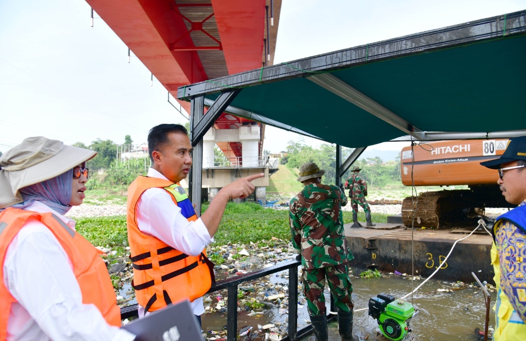 Tak Semudah Membalikkan Telapak Tangan, Pj Gubernur Ungkap Kendala Pembersihan Sampah di Jembatan Sapan