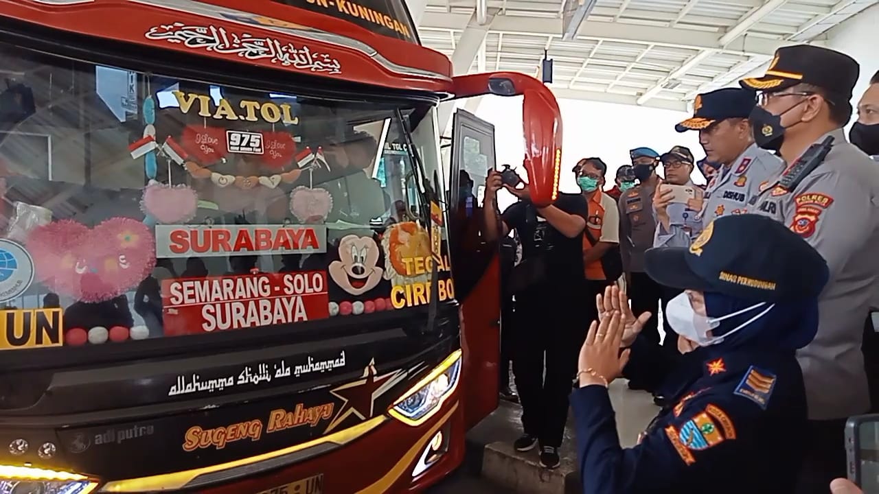 Polres Cirebon Kota dan Dishub Lakukan Ramp Check Bus Jelang Natal dan Tahun Baru