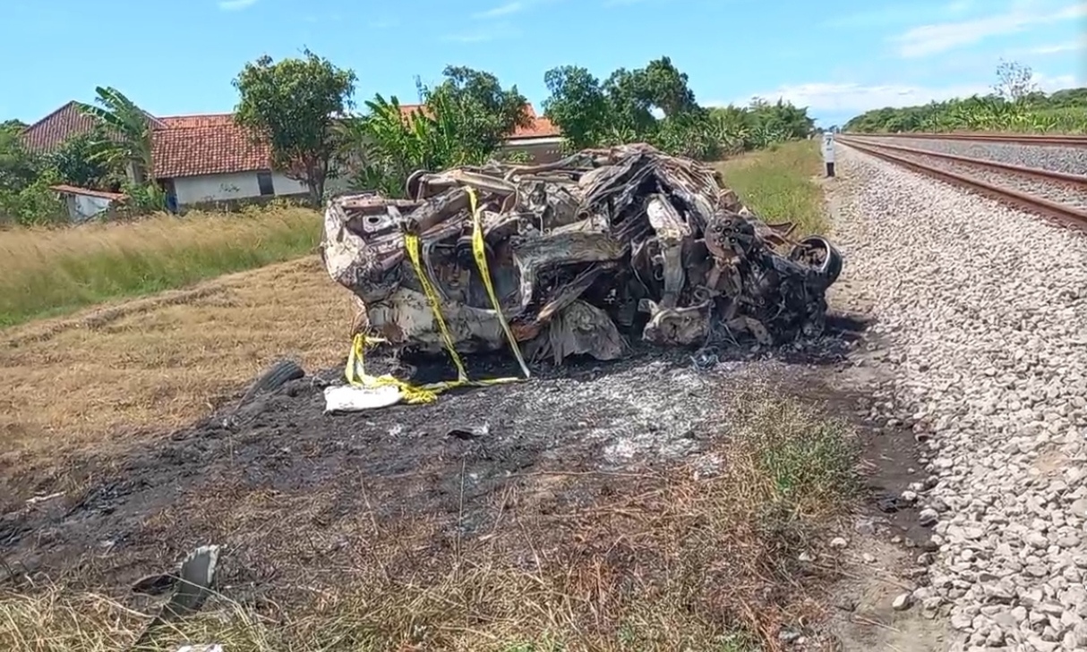 Mobil Tertabrak Kereta Api di Cirebon Lalu Terbakar, Penampakan Sisa Kecelakaan Bikin Ngeri