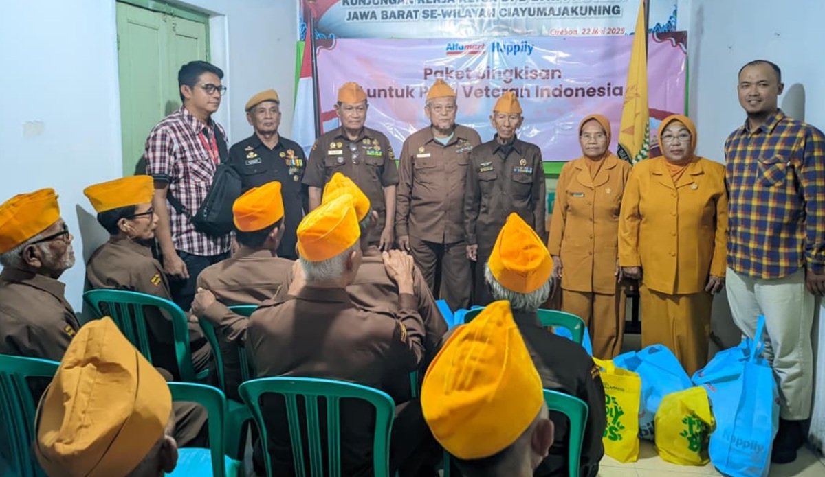 Alfamart Salurkan Bantuan Sembako untuk Para Veteran