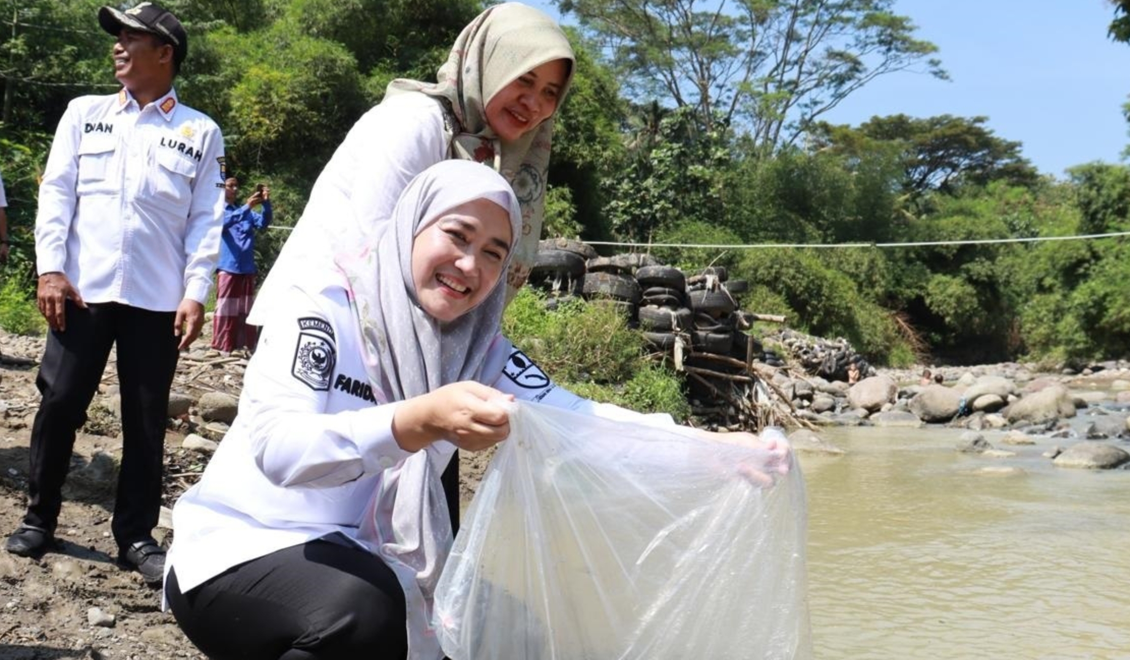 Tebar 85 Ribu Benih Ikan, Wakil Walikota Cirebon Ingin Sungai Kalijaga Jadi Wisata Pemancingan