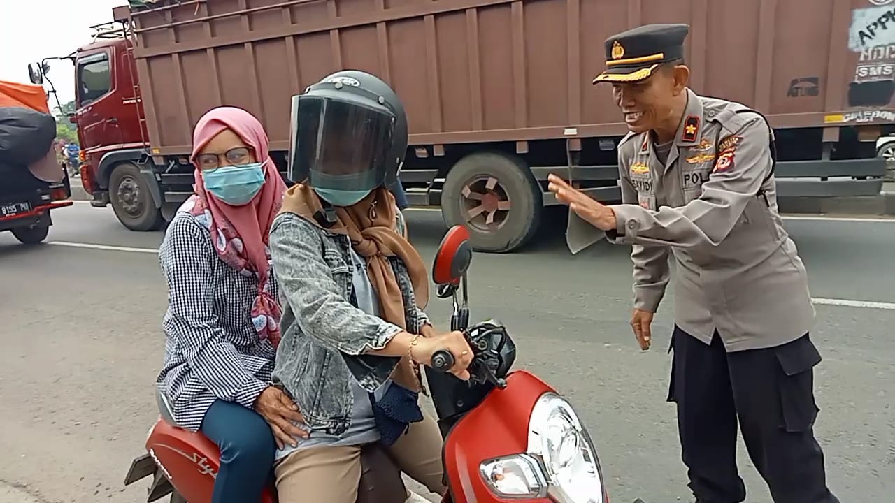 Tekan Lakalantas di Pasar Tegalgubug, Kapolsek Arjawinangun Pimpin Langsung Penertiban Kendaraan