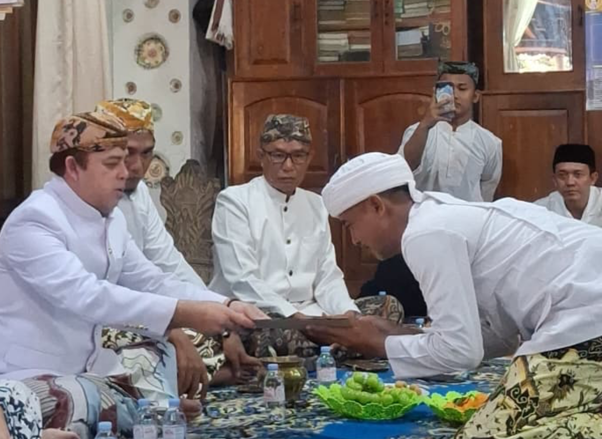 Keraton Kanoman Melantik Jeneng Astana Agung Gunung Sembung