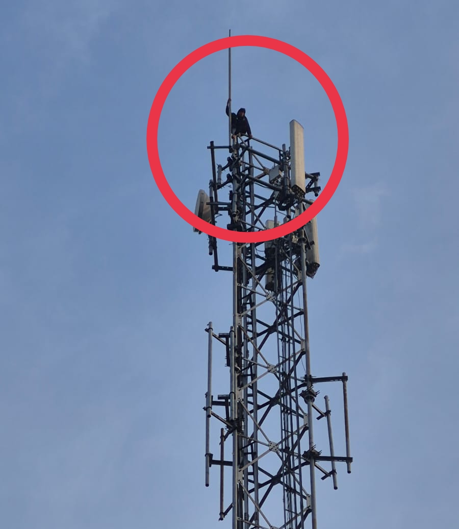 Geger! Remaja di Cirebon Panjat Tower BTS, Ternyata Ini Penyebabnya