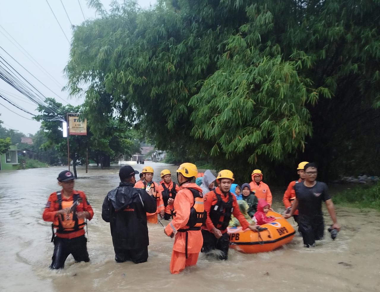 Sungai Cikenis Meluap, BPBD Kota Cirebon Evakuasi Warga Terdampak Banjir di Kalijaga