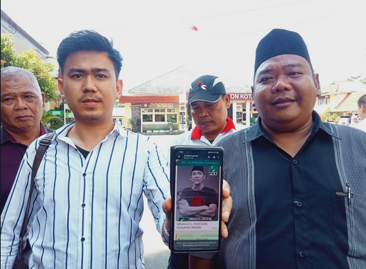 Gara-gara Gambar Sukarno Terlilit Kawat Berduri, Seorang Pengurus Partai di Cirebon Dilaporkan ke Polisi 