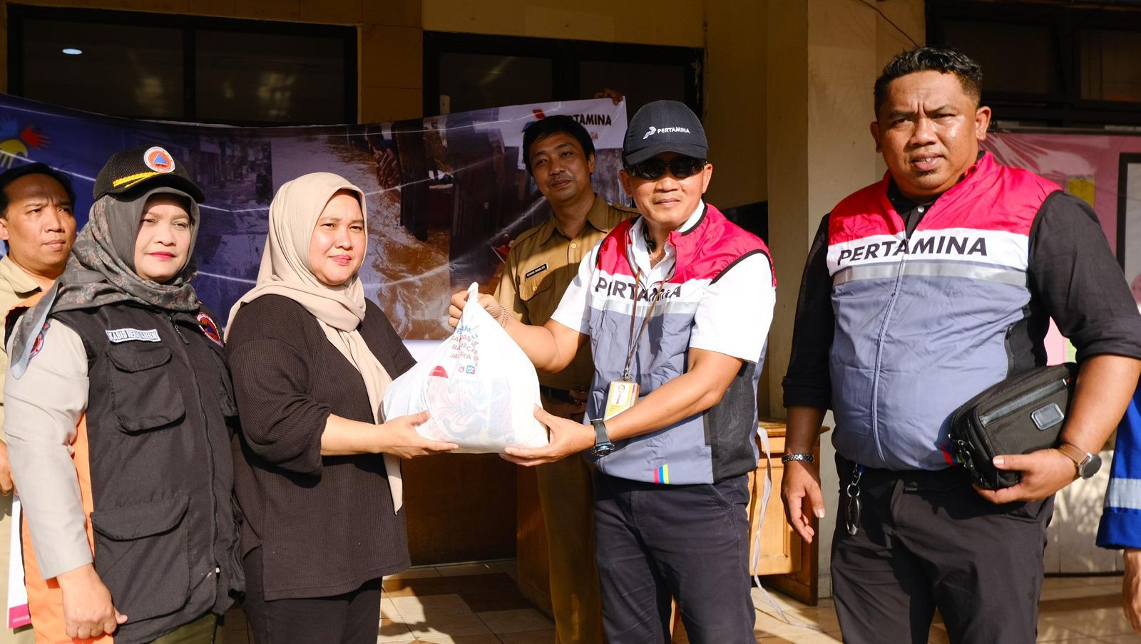 Pertamina Patra Niaga Salurkan Bantuan untuk Korban Banjir di Kelurahan Cawang, Jakarta Timur