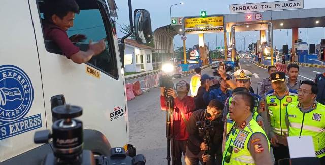 Nekat Mau Masuk ke Tol Pejagan, Sopir Truk Sumbu 3 Langsung Ditegur Kakorlantas 
