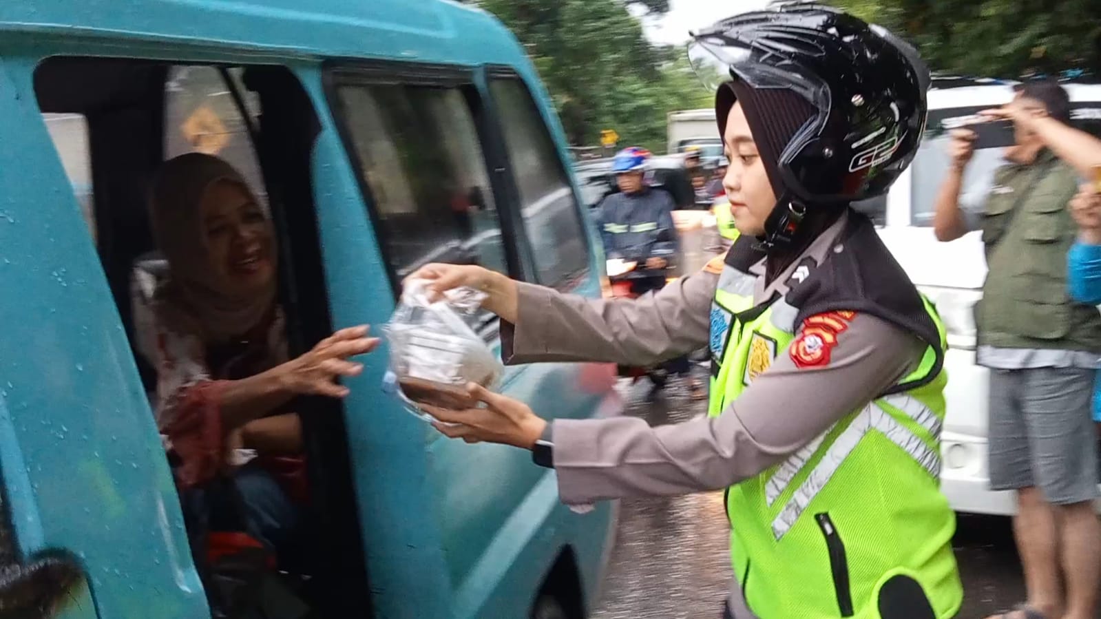 Polwan Cantik Polresta Cirebon Berbagi Takjil Gratis kepada Pengguna Jalan 
