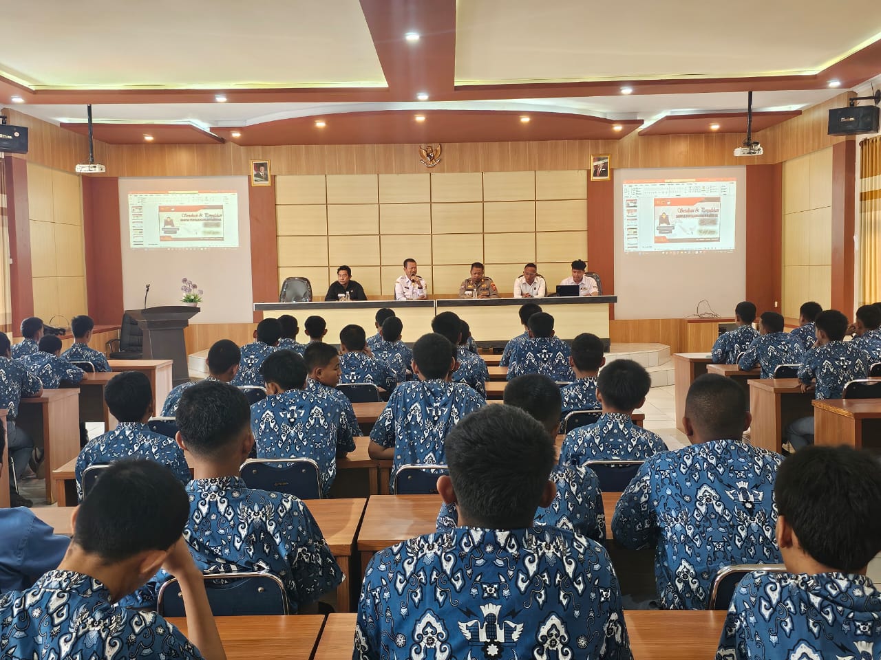 Sat Resnarkoba Polres Cirebon Kota Beri Penyuluhan Bahaya Narkoba ke Siswa SMKN 1 Cirebon