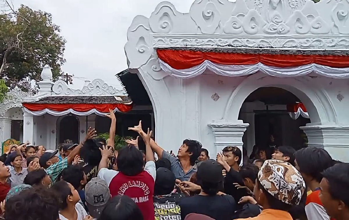 Tradisi Rebo Wekasan di Keraton Kasepuhan Cirebon, Uang Curak Jadi Jimat
