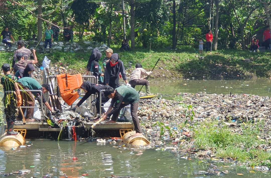 Sampah Menumpuk di Sungai Citarum, Warga dan Pemerintah Berkolaborasi Lakukan Aksi Ini
