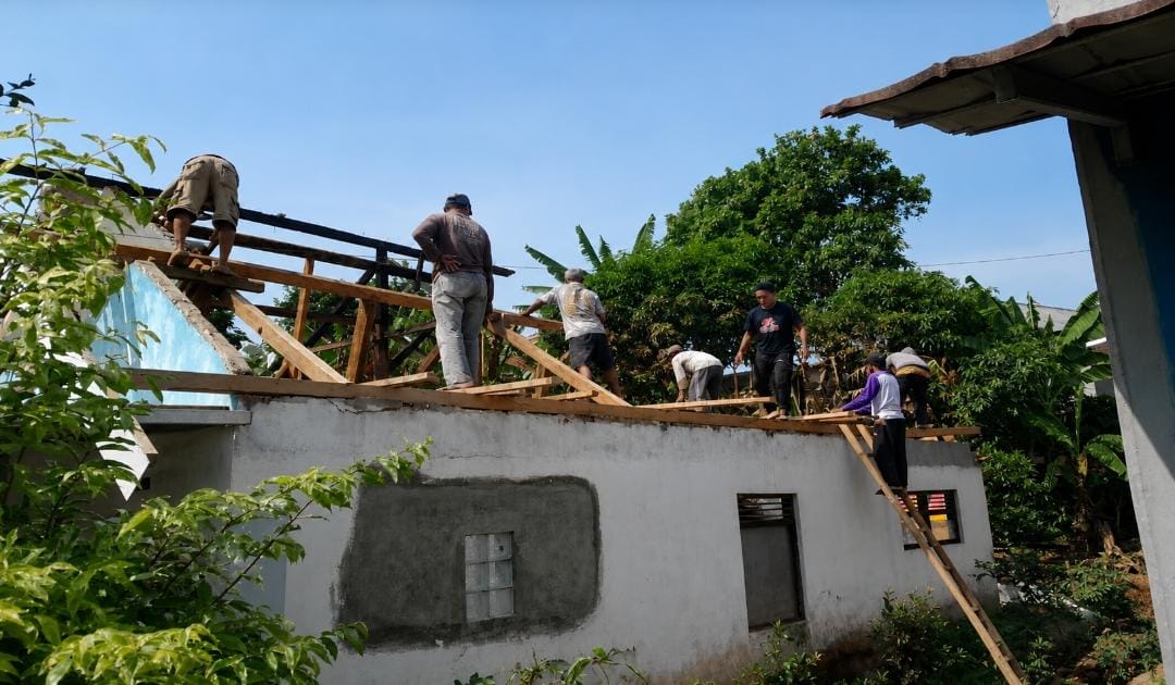 BPBD Kuningan Salurkan Bantuan untuk Lansia Korban Kebakaran di Citapen
