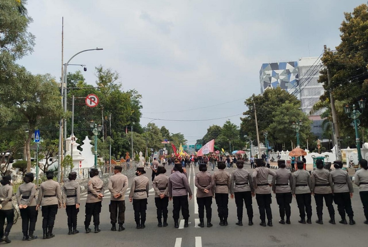 Demo Indonesia Cemas di Cirebon: Barisan Polisi Wanita Sambut Demonstran di Jalan Siliwangi
