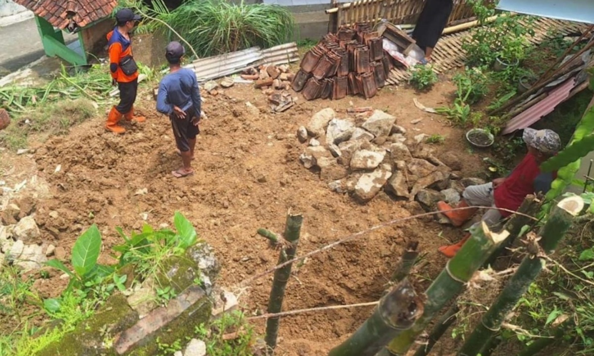 Hujan Deras Picu Longsor di Maleber Kuningan, Dapur Warga Rusak Tertimpa Material