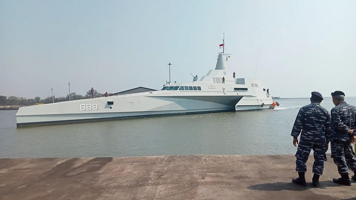 Singgah di Cirebon, KRI Golok 688 Ikut Amankan Kunjungan Presiden Jokowi di Indramayu