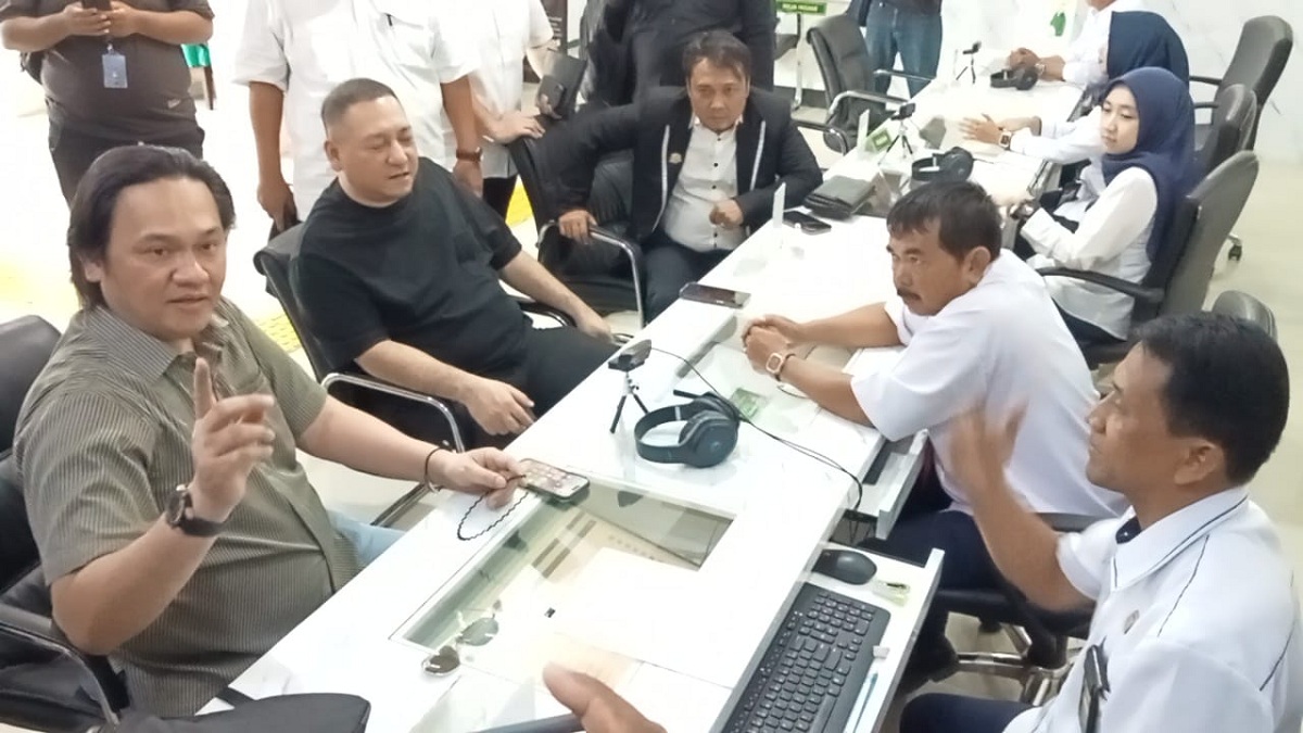 Farhat Abbas Cs mendatangi PN Kota Cirebon Tanpa Titin, Tim Pengacara Saka Tatal Pecah?