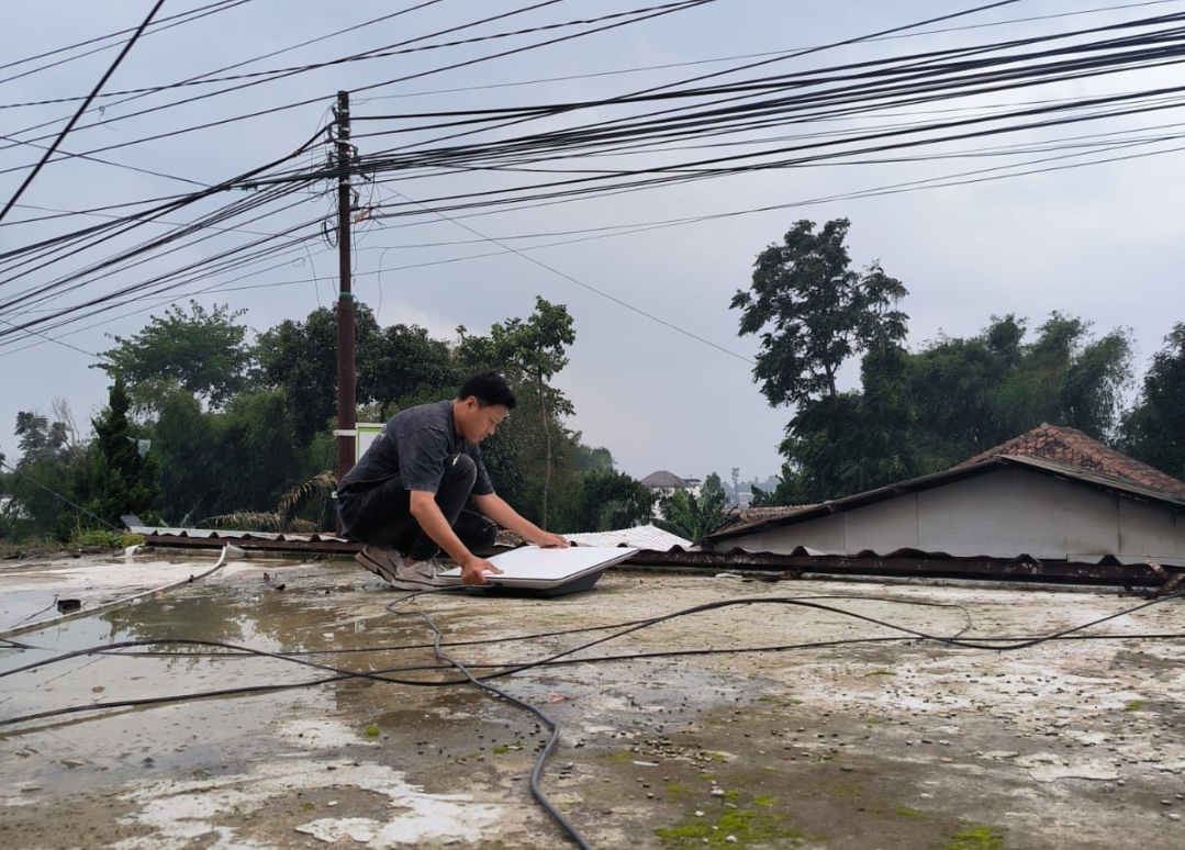 Diskominfo Jabar Pasang Internet Satelit di Pasirlangu, Evakuasi Longsor Lebih Lancar