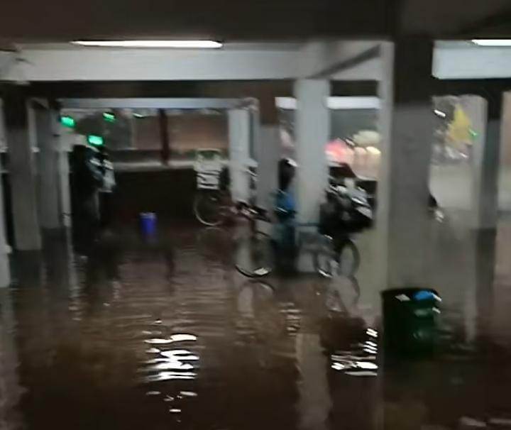 Cirebon Hujan Deras Disertai Angin Kencang, Parkiran Alun-alun Kejaksan Terendam Air, Daerah Lain Waspada!