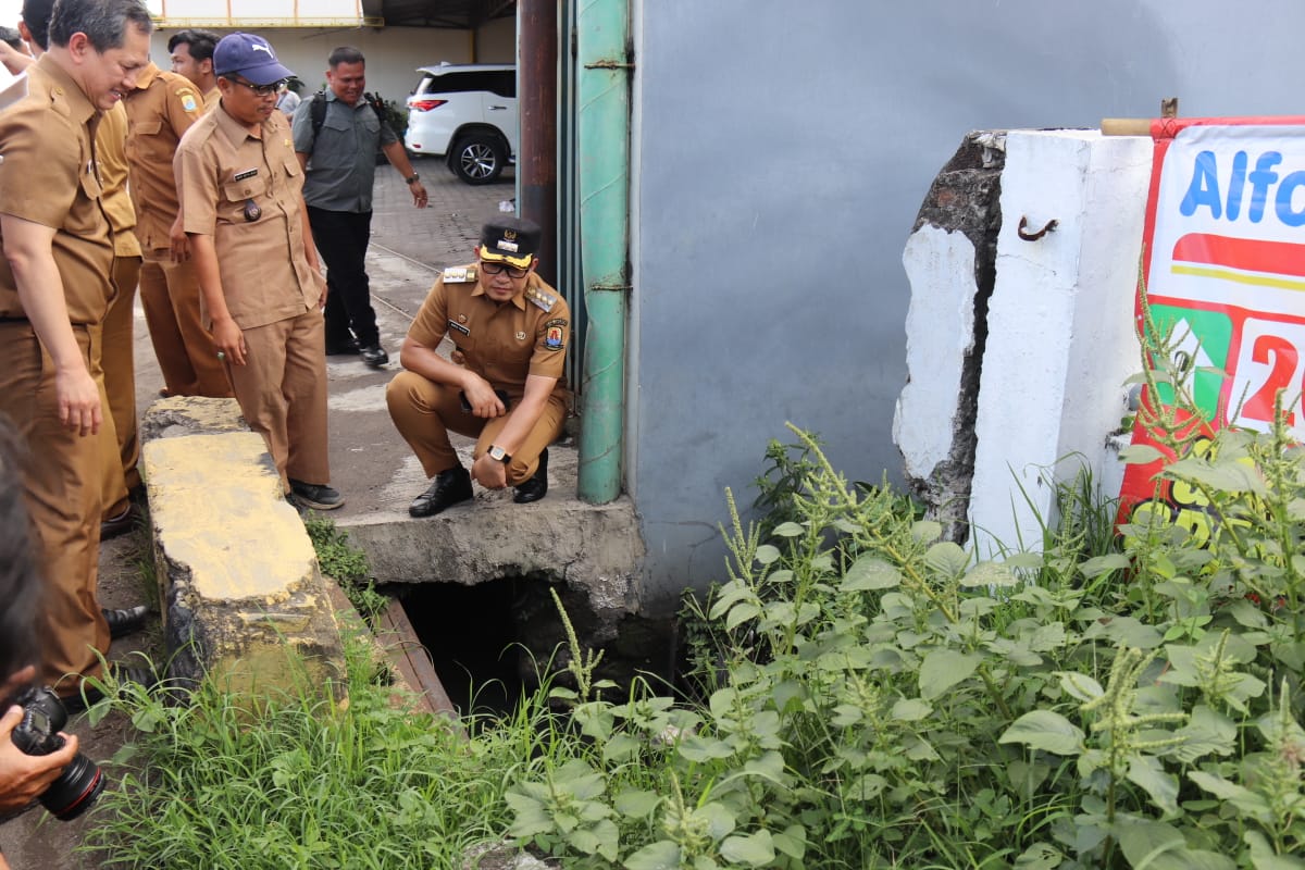 Atasi Banjir, Pj Bupati Cirebon Tinjau Saluran Air dan Kabel Listrik di Kedawung