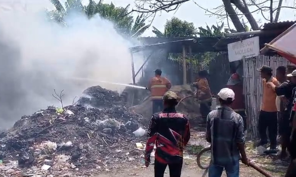 Kebakaran Sampah Merembet ke Rumah Warga di Desa Karangreja Cirebon