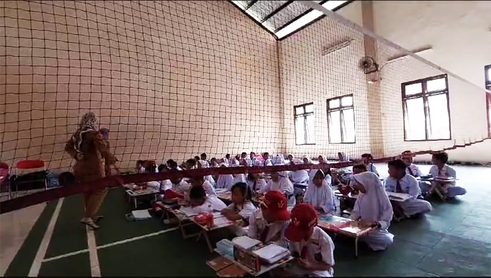 2 Kelas Ambruk, Siswa SD Kedungdawa Cirebon Belajar di Gedung Olahraga 