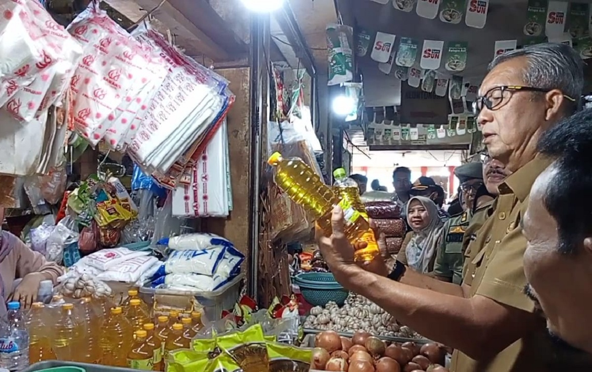 Minyakita Palsu Diduga Beredar di Kota Cirebon, Pj Walikota Cek Langsung ke Pasar