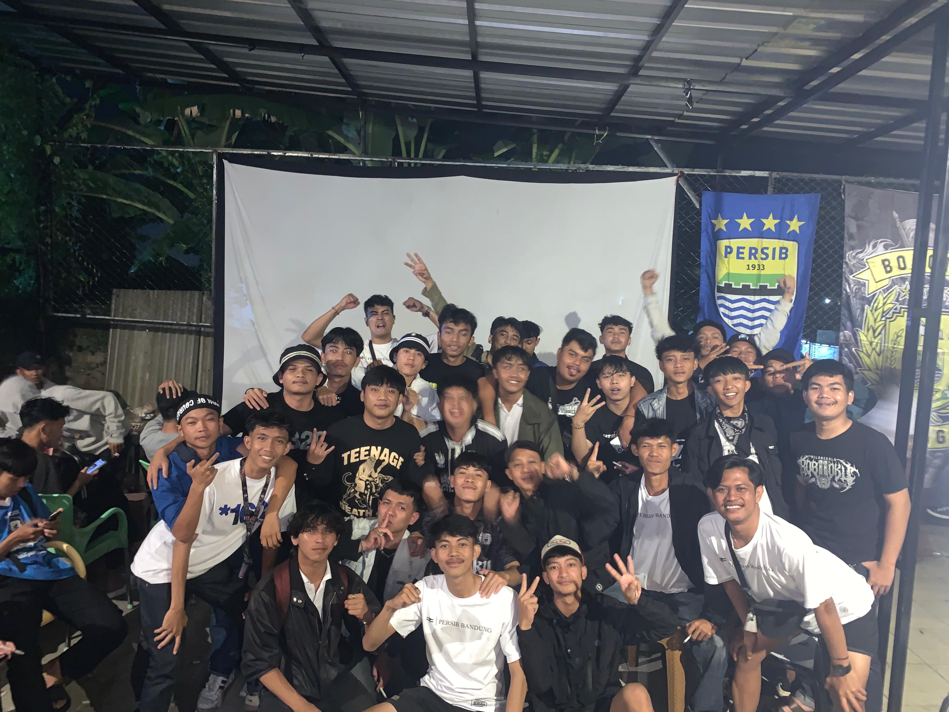 Nobar Persib Diguyur Hujan, Euforia Bobotoh Kuningan Tak Terbendung