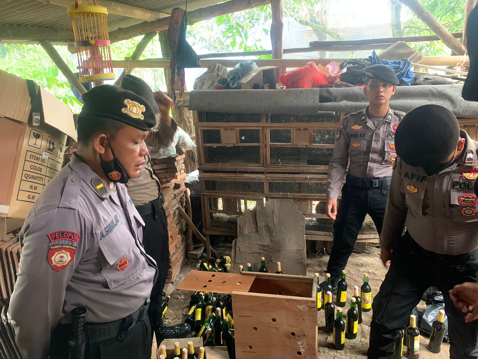 Satsamapta Polresta Cirebon Lakukan Operasi Pekat, Ratusan Botol Miras Diamankan