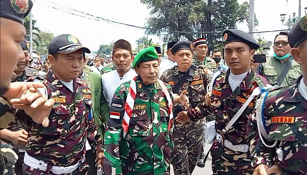 Gaya Habib Luthfi Pakai Seragam Loreng TNI saat Ikut Kirab Merah Putih di Cirebon
