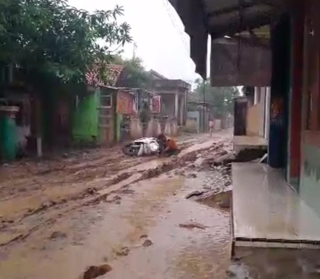 Jalan Antarkecamatan di Cirebon Rusak dan Berlumpur, Warga Minta Dedi Mulyadi Pecat Kepala Desa