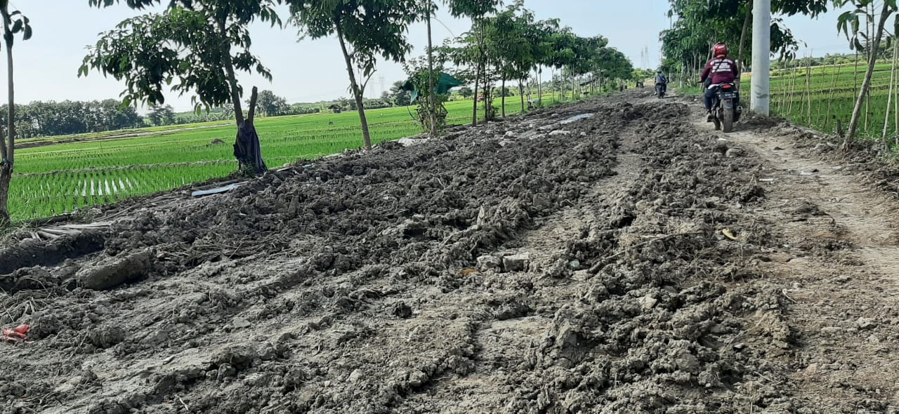 Akibat Jalan Menuju TPAS Kubangdeleng Rusak dan Berlumpur, Angkutan Sampah Dialihkan ke Lokasi Ini