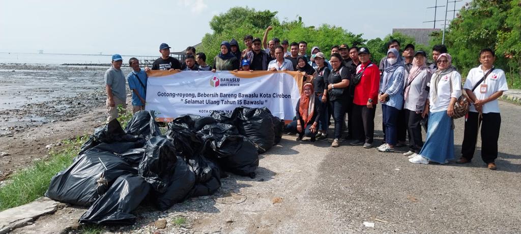 Ulang Tahun ke-15, Bawaslu  Gelar Aksi Bersih-bersih Pantai 