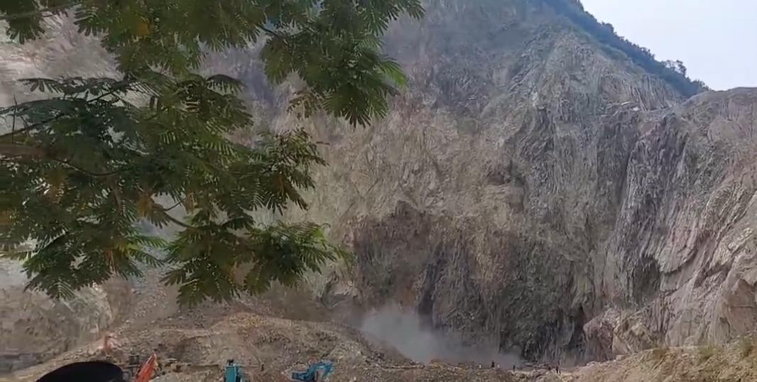 Terjadi Longsor Susulan di Gunung Kuda Cirebon, Evakuasi Dihentikan Sementara, Korban Kembali Ditemukan