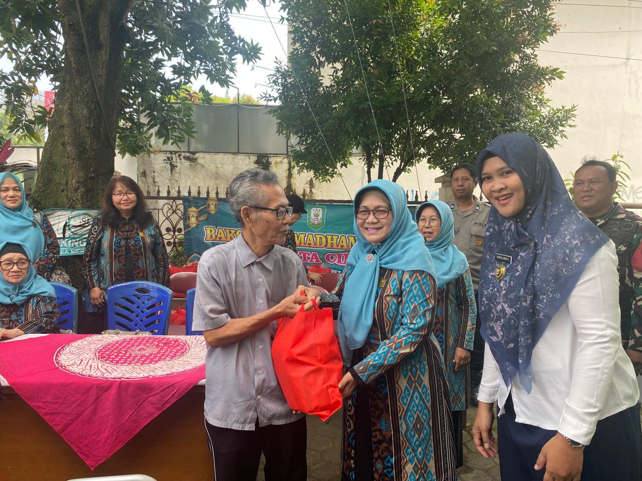 GOW Salurkan Bantuan untuk Lansia di Kelurahan Panjunan