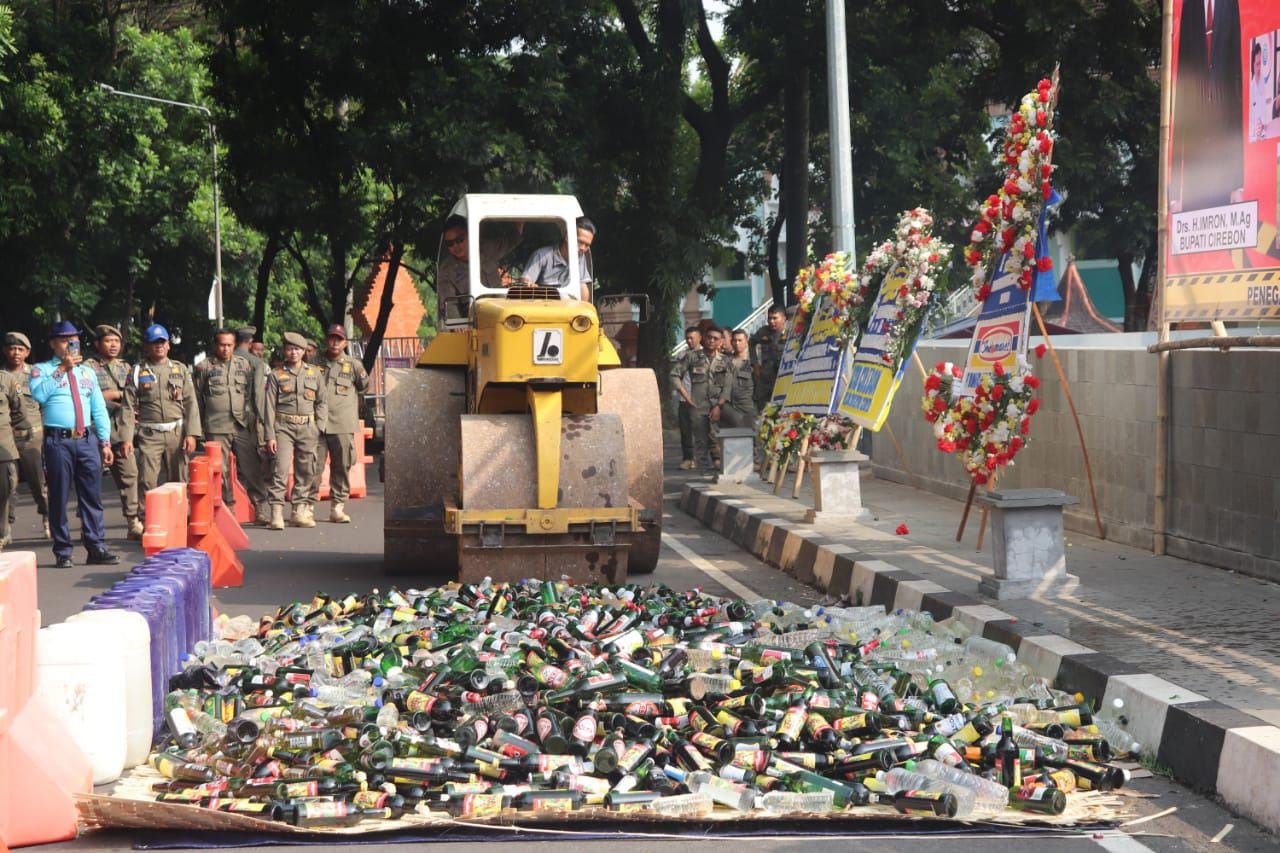 Alat Kontrasepsi dan Ribuan Botol Miras Dimusnahkan, Sat Pol PP Kabupaten Cirebon Berumur 74 Tahun