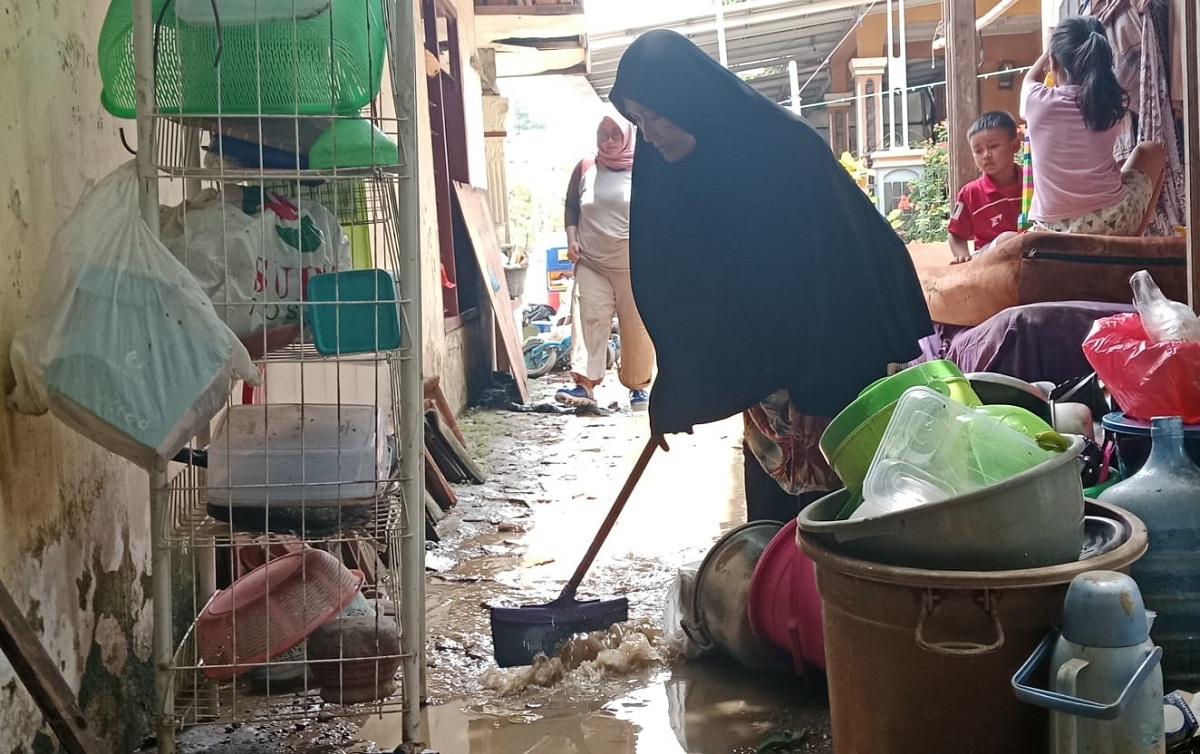 Banjir Surut, Warga Rengaspayung Indramayu Mulai Bersih-Bersih Lumpur Dibantu TNI