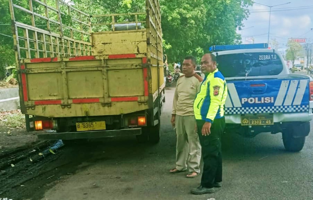 Kakek 79 Tahun Jatuh Diserempet Truk di Flyover Pegambiran, Sopir Truk Berusaha Kabur 