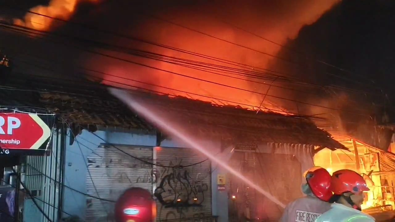 Kebakaran di Cirebon Tadi Malam, 3 Rumah dan 3 Toko Hangus