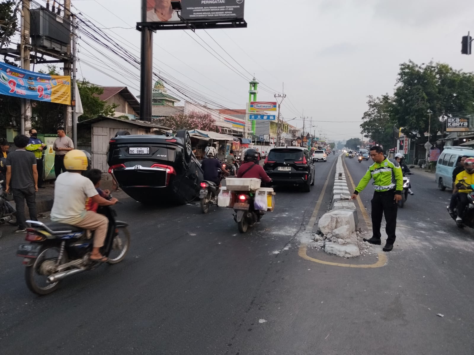 Diduga Sopir Mengantuk, Honda CR-V Hantam Median Jalan di Gunungjati Cirebon