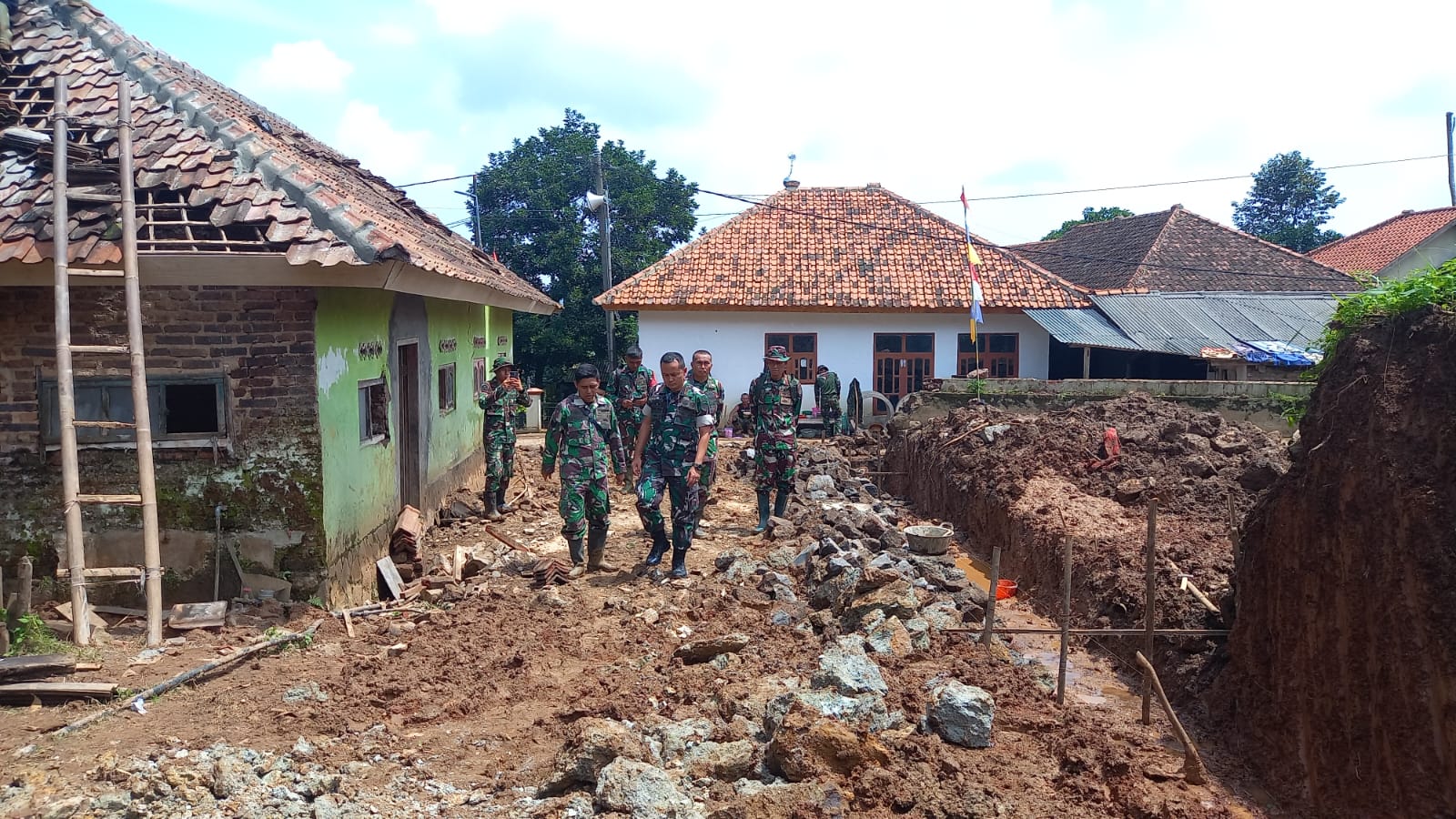 TMMD ke-127 Kodim 0617 Majalengka Buka Jalan Penghubung Desa, Dongkrak Ekonomi Warga