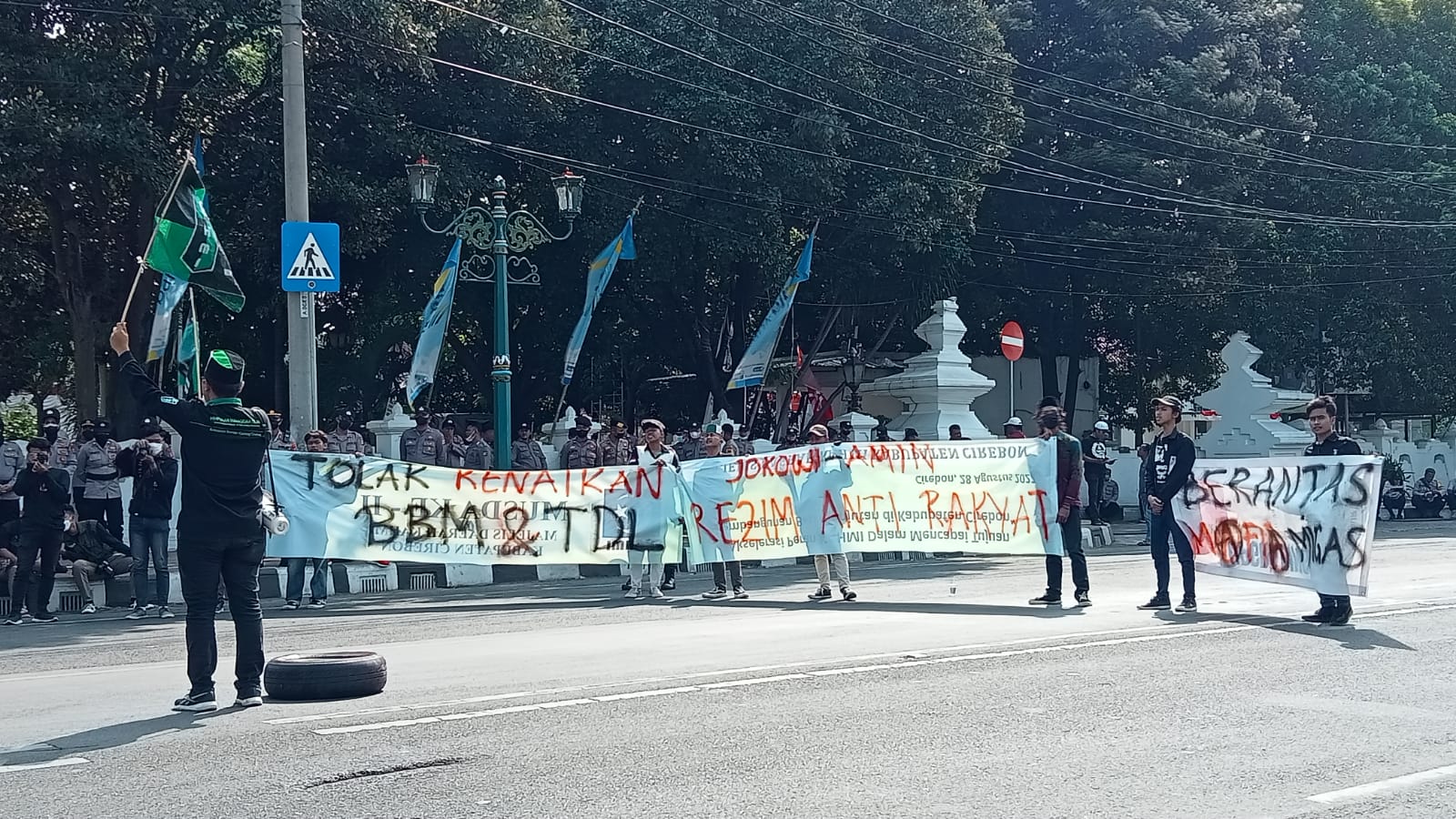 Demo Kenaikan BBM 2022, HMI Cabang Cirebon Orasi di Depan Balaikota
