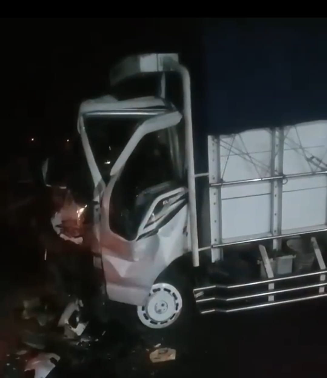 Truk Tronton Disambar Light Truck saat Putar Balik di Jalur Pantura Cirebon