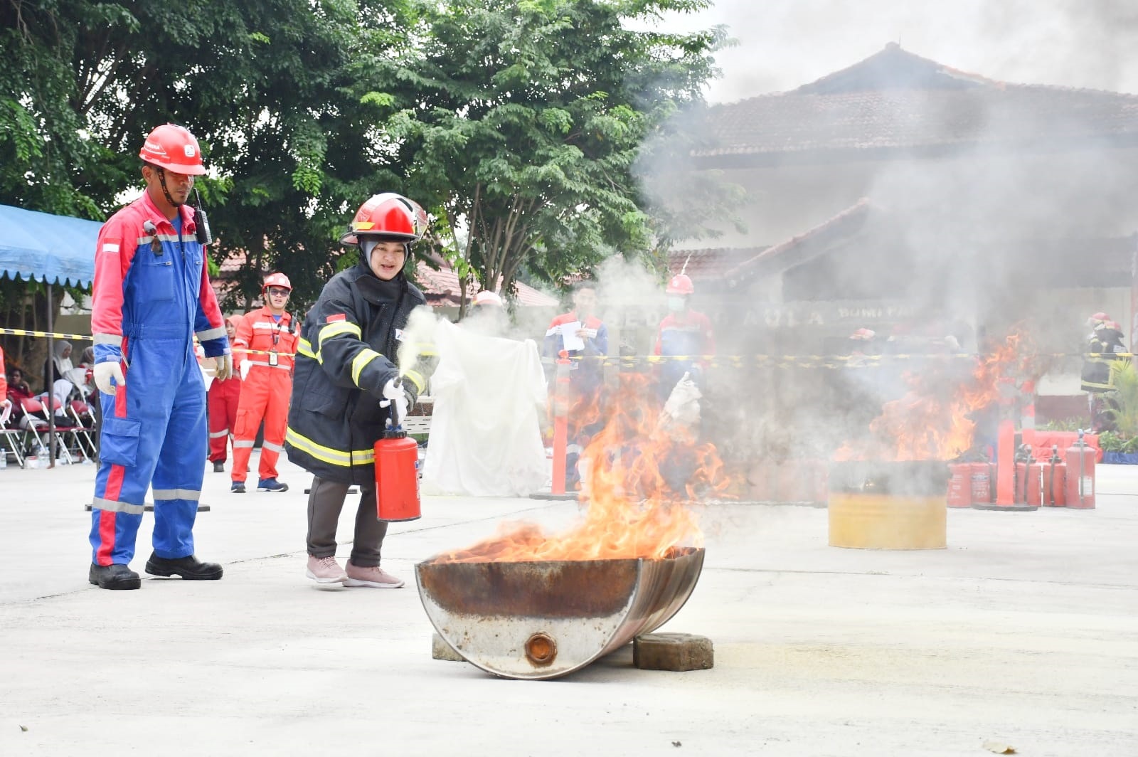 Dilatih Padamkan Api, Emak-Emak Sekitar Pertamina Balongan Antusias