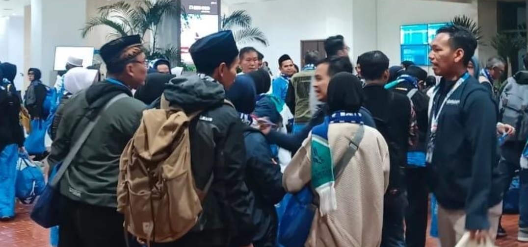 Puluhan Jemaah Umrah Asal Kuningan Terlantar di Bandara Soetta, Visa Baru Terbit Setelah Pesawat Berangkat