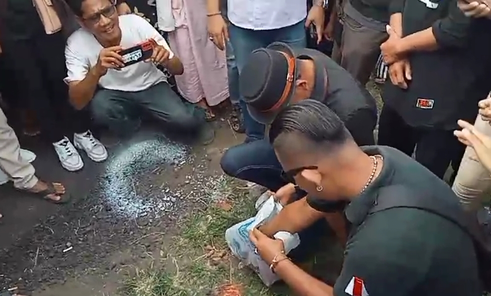 Masyarakat Tabur Bunga di Lokasi Kejadian Kasus Vina Cirebon, Tuntut Penegakan Hukum yang Adil