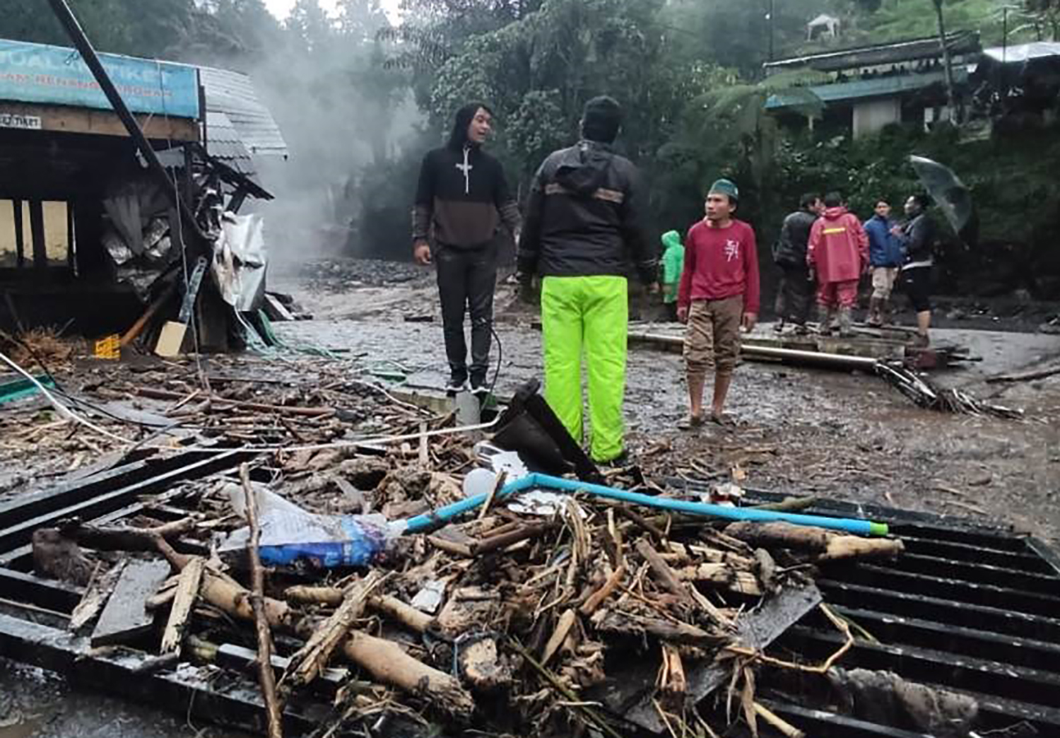 Terjadi Setiap Hari Sabtu, Kawasan Wisata Guci Kembali Diterjang Banjir Bandang