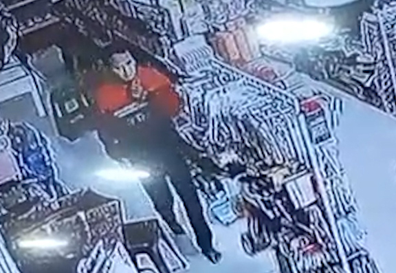 Terekam CCTV, Penampakan Wajah Pencuri HP Milik Karyawan Toko di Kota Cirebon